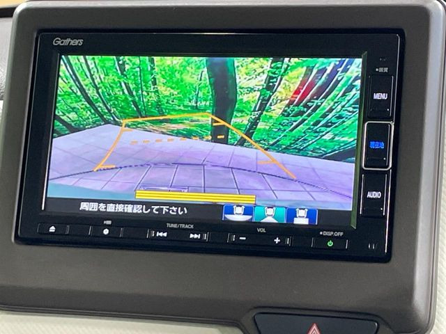 【バックカメラ】駐車時に後方がリアルタイム映像で確認できます。大型商業施設や立体駐車場での駐車時や、夜間のバック時に大活躍!運転スキルに関わらず、今や必須となった装備のひとつです!