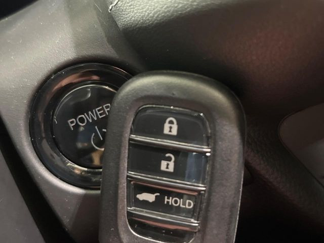 �yHonda�X�}�[�g�L�[�z�J�o����|�P�b�g�ɓ��ꂽ�܂܂ł��h�A�̎{���E�������\�ȃX�}�[�g�L�[�𑕔��B�G���W���̃I���E�I�t�����J�M�����o���K�v����������Ƃ��Ă��֗��ł���