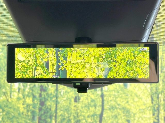 【インテリジェントルームミラー】後席の大きな荷物や同乗者で後方が確認しづらい時でも安心!カメラが撮影した車両後方の映像をルームミラー内に表示。クリアな視界で状況の確認が可能です!