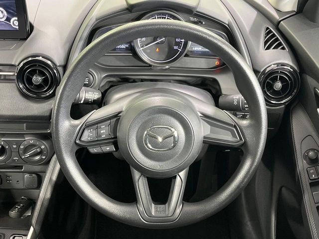 �C���e���A�ɍ��킹���f�U�C���̃X�e�A�����O�́A�^�]�������̂��Ƃ��l���A�^�]���₷���`��A�傫���ł��B�����x�A���ۂɐG���Ă��m���߂��������B