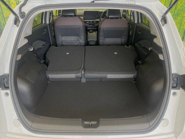 普段のお買い物や通勤、送迎等に十分な荷室スペースを確保しております。セカンドシートを倒すと、大きな荷物の積載も可能です♪