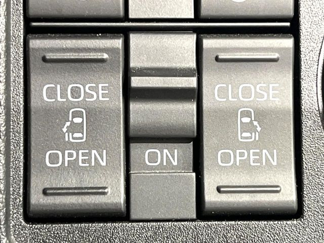 【両側パワースライドドア】スマートキーや運転席のスイッチで後席両側スライドドアの開閉が可能♪電動だから力を入れてドアを開ける必要が無く、小さなお子様でも簡単に開け閉めでき快適です♪