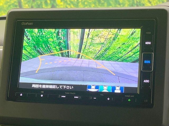 【バックカメラ】駐車時に後方がリアルタイム映像で確認できます。大型商業施設や立体駐車場での駐車時や、夜間のバック時に大活躍!運転スキルに関わらず、今や必須となった装備のひとつです!