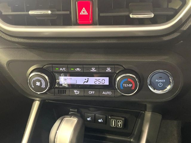 【オートエアコン】一度お好みの温度に設定すれば、車内の温度を検知し風量や温度を自動で調整。暑い&hellip;寒い&hellip;と何度もスイッチ操作をする必要はありません。快適な車内空間には必須の機能ですね♪
