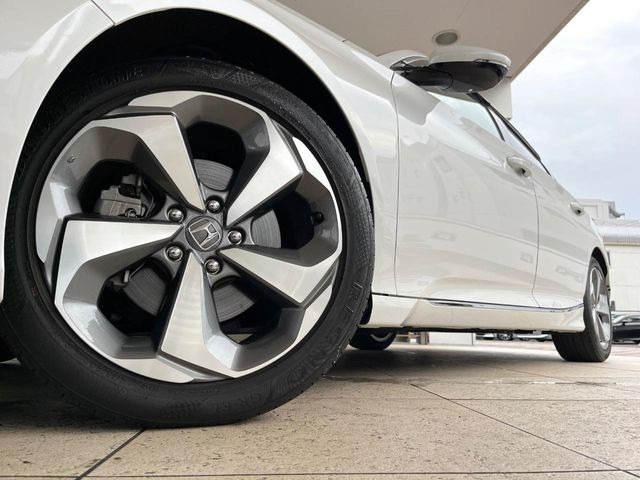 �y����18�C���`�A���~�z�C�[���z�O�ςɃ}�b�`���������A���~�z�C�[���𑕒����Ă���܂��B�e��ЊO�A���~�z�C�[����A�X�^�b�h���X�^�C�����戵�����Ă���܂��B���񂲑��k����������