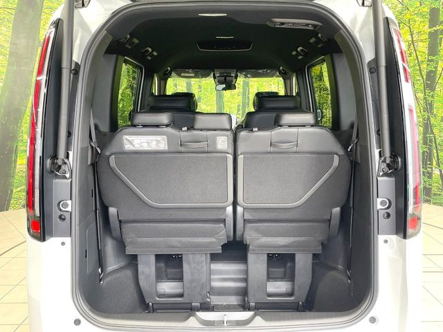 普段のお買い物や通勤、送迎等に十分な荷室スペースを確保しております。セカンドシートを倒すと、大きな荷物の積載も可能です♪