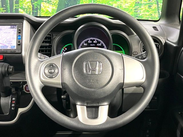インテリアに合わせたデザインのステアリングは、運転される方のことも考え、運転しやすい形状、大きさです。是非一度、実際に触ってお確かめください。