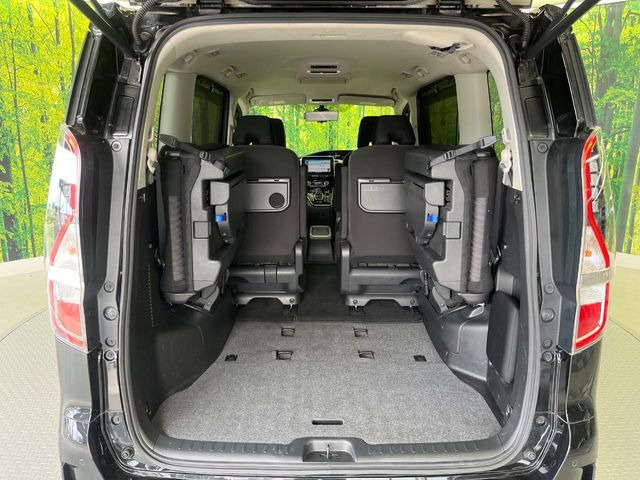 普段のお買い物や通勤、送迎等に十分な荷室スペースを確保しております。3列目を跳ね上げると、大きな荷物の積載も可能です♪