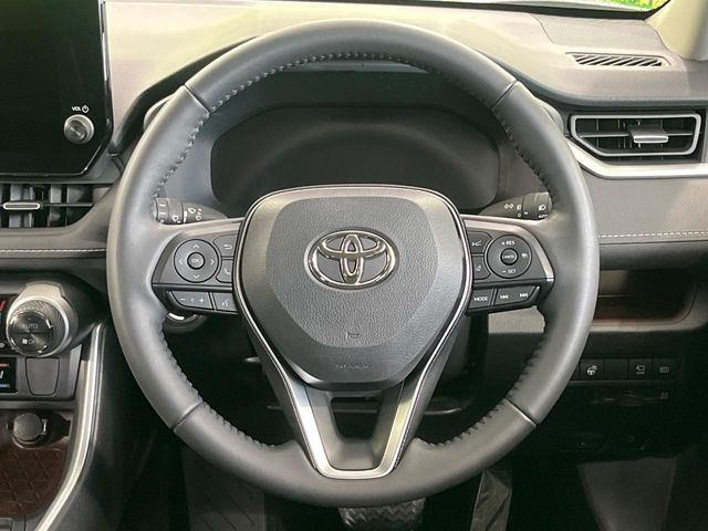 インテリアに合わせたデザインのステアリングは、運転される方のことも考え、運転しやすい形状、大きさです。是非一度、実際に触ってお確かめください。