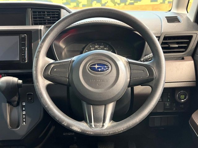 �C���e���A�ɍ��킹���f�U�C���̃X�e�A�����O�́A�^�]�������̂��Ƃ��l���A�^�]���₷���`��A�傫���ł��B�����x�A���ۂɐG���Ă��m���߂��������B