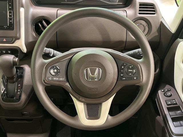 インテリアに合わせたデザインのステアリングは、運転される方のことも考え、運転しやすい形状、大きさです。是非一度、実際に触ってお確かめください。