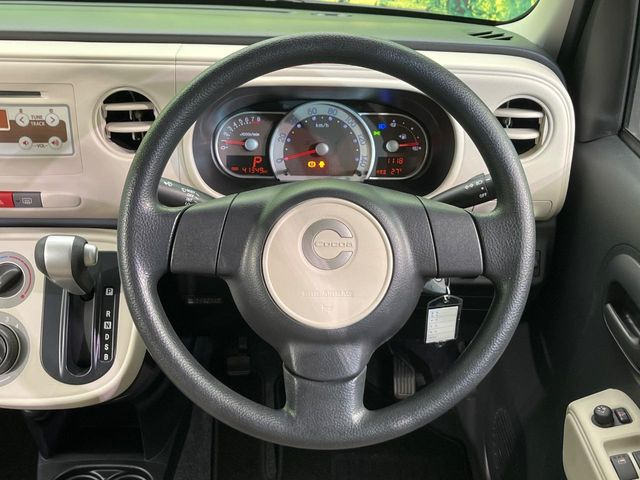�C���e���A�ɍ��킹���f�U�C���̃X�e�A�����O�́A�^�]�������̂��Ƃ��l���A�^�]���₷���`��A�傫���ł��B�����x�A���ۂɐG���Ă��m���߂��������B