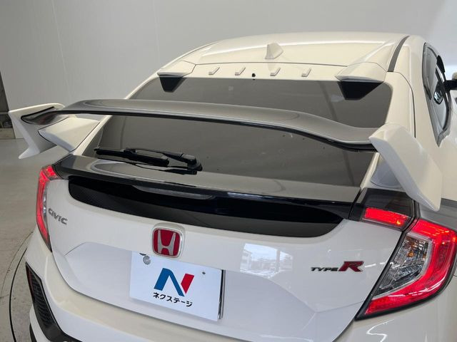 【大型リヤスポイラー】スポーツカーらしさがグッと引き立つ大型リヤスポイラーを装着♪高速走行時のスタビリティ(走行安定性)向上に役立ちます。