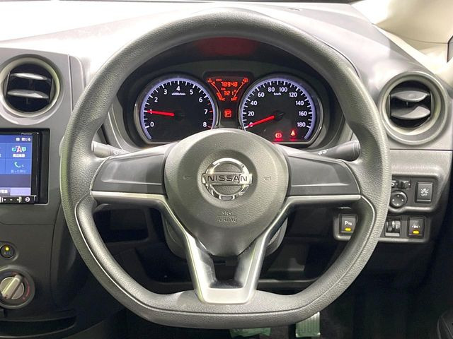 �C���e���A�ɍ��킹���f�U�C���̃X�e�A�����O�́A�^�]�������̂��Ƃ��l���A�^�]���₷���`��A�傫���ł��B�����x�A���ۂɐG���Ă��m���߂��������B