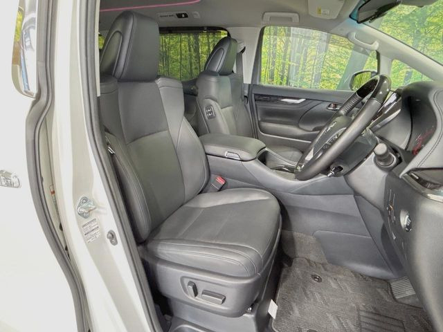 運転席まわりには十分なスペースがあり、大柄な方でもゆったり運転していただける環境です。