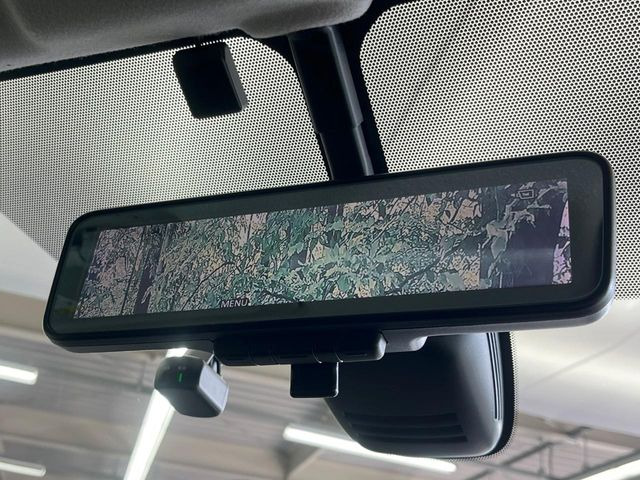 【インテリジェントルームミラー】後席の大きな荷物や同乗者で後方が確認しづらい時でも安心!カメラが撮影した車両後方の映像をルームミラー内に表示。クリアな視界で状況の確認が可能です!
