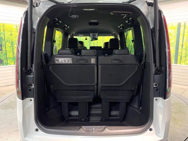 普段のお買い物や通勤、送迎等に十分な荷室スペースを確保しております。セカンドシートを倒すと、大きな荷物の積載も可能です♪