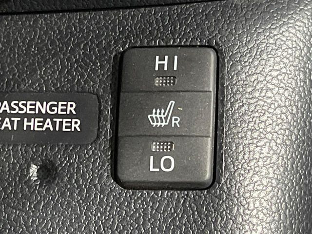 【シートヒーター】寒い日に重宝するシートヒーター!エアコンより早く温まってくれるので寒がりの人も安心ですね♪エアコンの温風は乾燥するから苦手、という方にもをおすすめです。