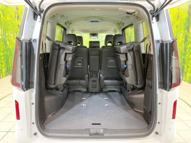 積み下ろしのしやすいデッキにはたっぷりと荷物を積み込んでいただけます。遊びから仕事まで、様々なシーンで頼れます♪