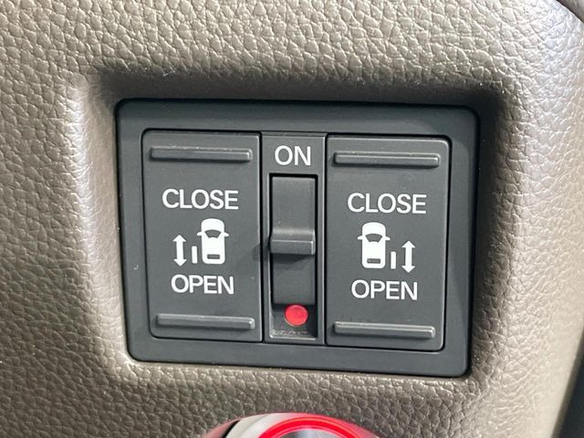【両側パワースライドドア】スマートキーや運転席のスイッチで後席両側スライドドアの開閉が可能♪電動だから力を入れてドアを開ける必要が無く、小さなお子様でも簡単に開け閉めでき快適です♪