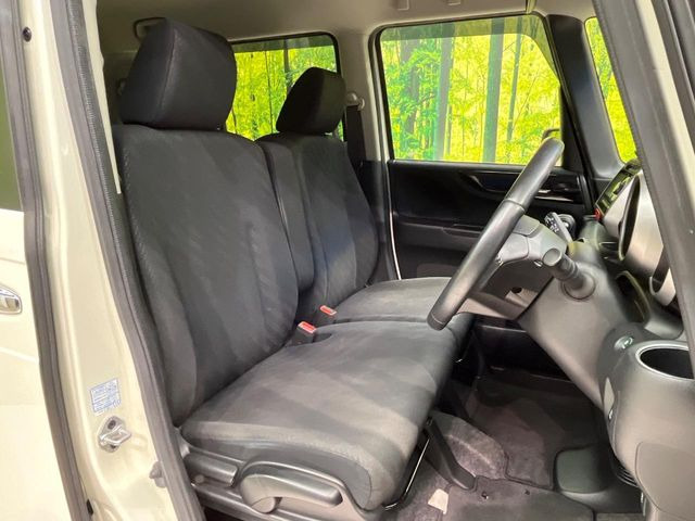 運転席まわりには十分なスペースがあり、大柄な方でもゆったり運転していただける環境です。