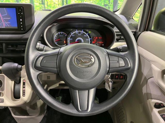 インテリアに合わせたデザインのステアリングは、運転される方のことも考え、運転しやすい形状、大きさです。是非一度、実際に触ってお確かめください。