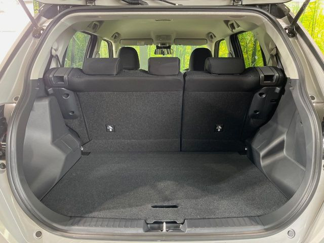 積み下ろしのしやすいデッキにはたっぷりと荷物を積み込んでいただけます。遊びから仕事まで、様々なシーンで頼れます♪