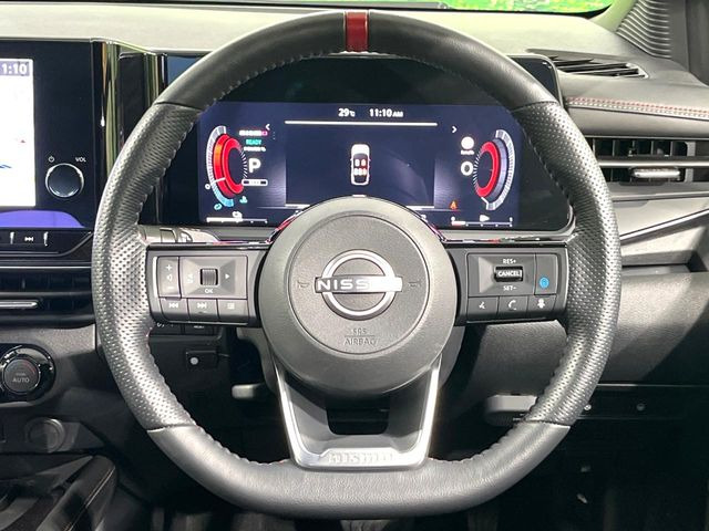 インテリアに合わせたデザインのステアリングは、運転される方のことも考え、運転しやすい形状、大きさです。是非一度、実際に触ってお確かめください。