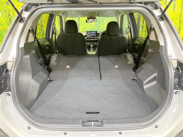 積み下ろしのしやすいデッキにはたっぷりと荷物を積み込んでいただけます。遊びから仕事まで、様々なシーンで頼れます♪