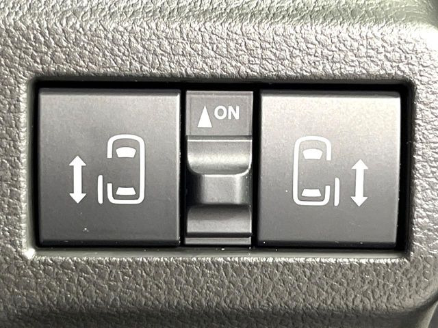 【両側パワースライドドア】スマートキーや運転席のスイッチで後席両側スライドドアの開閉が可能♪電動だから力を入れてドアを開ける必要が無く、小さなお子様でも簡単に開け閉めでき快適です♪