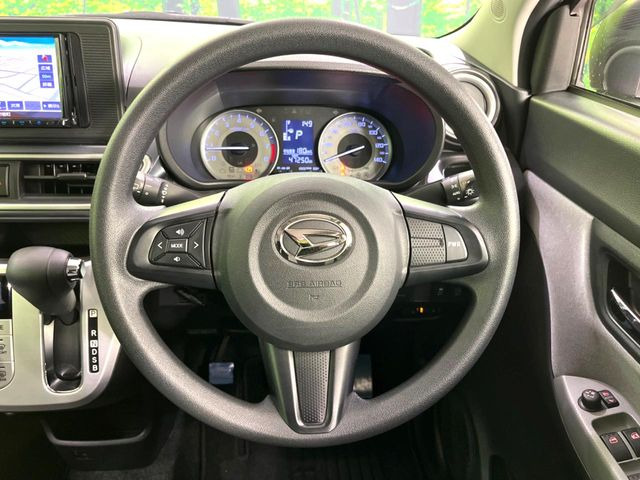 �C���e���A�ɍ��킹���f�U�C���̃X�e�A�����O�́A�^�]�������̂��Ƃ��l���A�^�]���₷���`��A�傫���ł��B�����x�A���ۂɐG���Ă��m���߂��������B