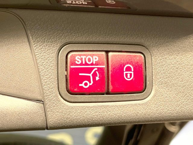 ●電動リアゲート:ワンタッチでリアゲートの開閉ができ、荷物などで両手が塞がっている状態でも簡単に開閉ができる便利機能です。