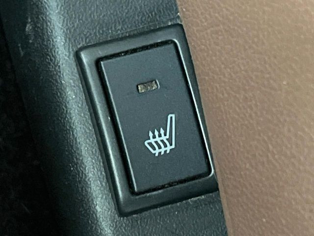 【シートヒーター】寒い日に重宝するシートヒーター!エアコンより早く温まってくれるので寒がりの人も安心ですね♪エアコンの温風は乾燥するから苦手、という方にもをおすすめです。