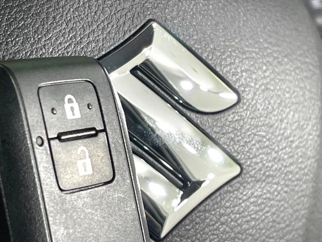 【キーレススタートシステム】カバンやポケットに入れたままでもドアの施錠・解錠が可能なスマートキーを装備。エンジンのオン・オフ時もカギを取り出す必要が無いからとっても便利です♪