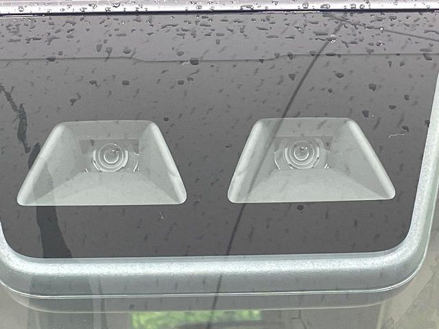 【スマートアシスト】走行中に前方の車両等を認識し、衝突しそうな時は警報とブレーキで衝突回避と被害軽減をアシスト。より安全にドライブをお楽しみいただけます。