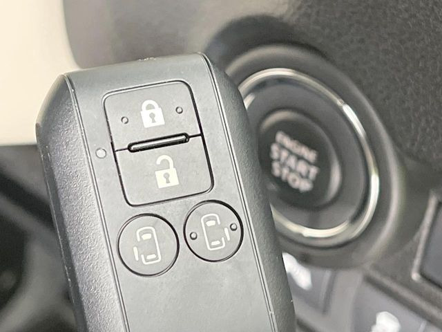 【キーレススタートシステム】カバンやポケットに入れたままでもドアの施錠・解錠が可能なスマートキーを装備。エンジンのオン・オフ時もカギを取り出す必要が無いからとっても便利です♪