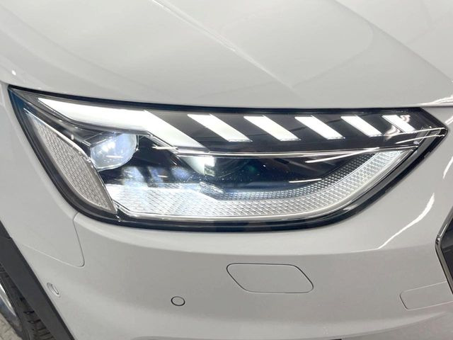 ●LEDハイビームが多数独立で存在し、ハイビーム時に対向車や前方を走る車の部分をロービームに切り替えが可能!!シーケンシャルウインカーも装備!!