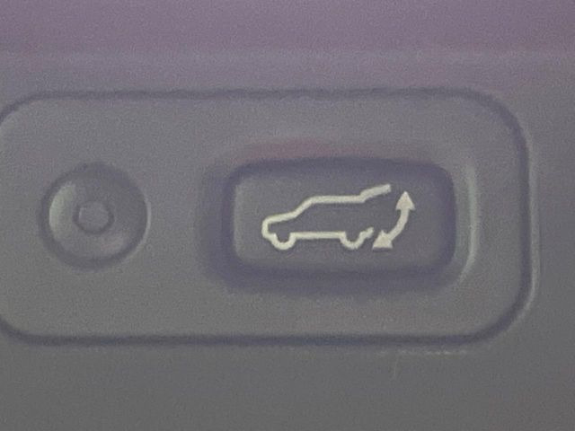 【パワーバックドア】スマートキーや運転席のボタンを押すだけでリアゲートが自動で開閉します!荷物を持っている時や、高い位置にあるバックドアを閉める際に便利な機能です♪