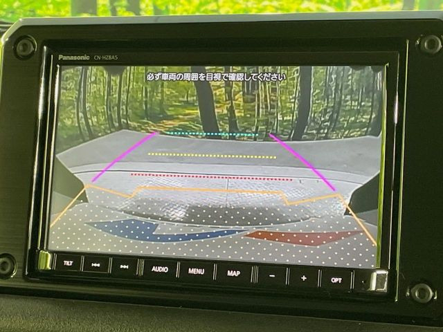 【バックカメラ】駐車時に後方がリアルタイム映像で確認できます。大型商業施設や立体駐車場での駐車時や、夜間のバック時に大活躍!運転スキルに関わらず、今や必須となった装備のひとつです!