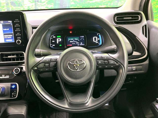 �C���e���A�ɍ��킹���f�U�C���̃X�e�A�����O�́A�^�]�������̂��Ƃ��l���A�^�]���₷���`��A�傫���ł��B�����x�A���ۂɐG���Ă��m���߂��������B