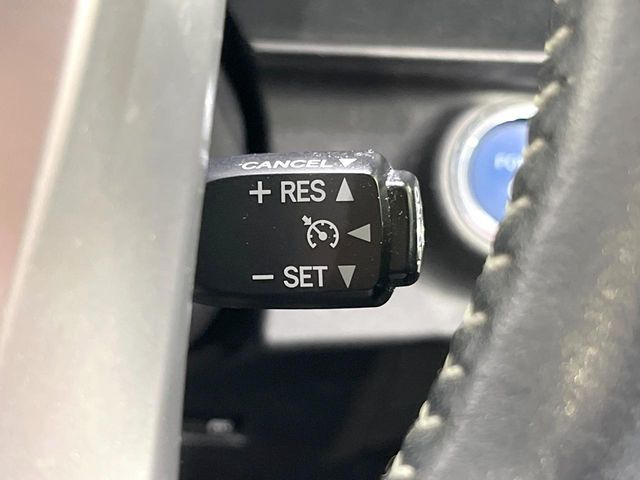 【クルーズコントロール】高速道路もラクラク走行。アクセルを離しても一定速度で走行ができ、長距離運転時の負担を軽減!加速・減速も簡単なスイッチ操作で調整できます。