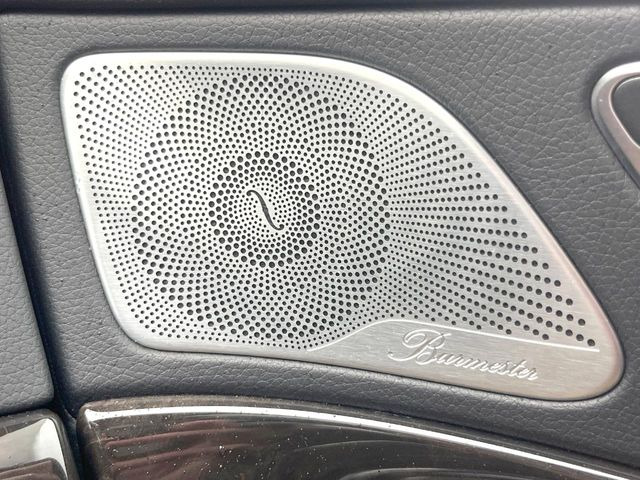 ●Burmesterサラウンドシステム:ハイエンドオーディオ専門メーカーが手掛ける車専用のプレミアムスピーカーを装備。多数のスピーカーから、音の粒立ちまで分かる高品質な音楽をお楽しみいただけます。