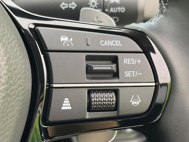 【アダプティブクルーズコントロール】高速道路での長距離走行が楽に!!自動で速度を保つクルーズコントロールが、衝突軽減システムと連携し、前方の車両を感知して車間を保つように速度調節してくれます!!