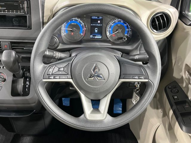 �C���e���A�ɍ��킹���f�U�C���̃X�e�A�����O�́A�^�]�������̂��Ƃ��l���A�^�]���₷���`��A�傫���ł��B�����x�A���ۂɐG���Ă��m���߂��������B
