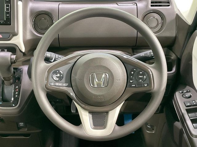 インテリアに合わせたデザインのステアリングは、運転される方のことも考え、運転しやすい形状、大きさです。是非一度、実際に触ってお確かめください。