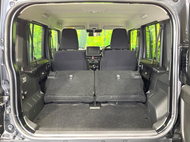 普段のお買い物や通勤、送迎等に十分な荷室スペースを確保しております。セカンドシートを倒すと、大きな荷物の積載も可能です♪