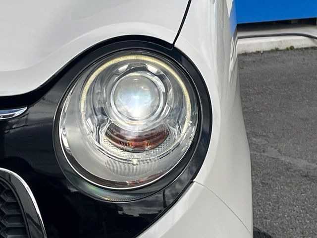 【HIDヘッドライト】非常に明るく前方を照らしてくれるので、悪天候や夜間の走行時も視界良好で安心してお乗りいただけます。