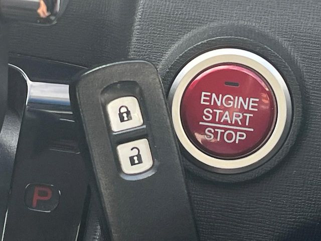 【キーレス】少し離れた場所からでもボタン一つでドアの開錠・施錠ができるのでとっても便利!ドアの鍵穴周りに傷をつけることもありません♪