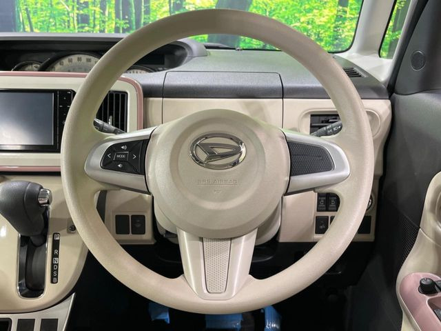 �C���e���A�ɍ��킹���f�U�C���̃X�e�A�����O�́A�^�]�������̂��Ƃ��l���A�^�]���₷���`��A�傫���ł��B�����x�A���ۂɐG���Ă��m���߂��������B