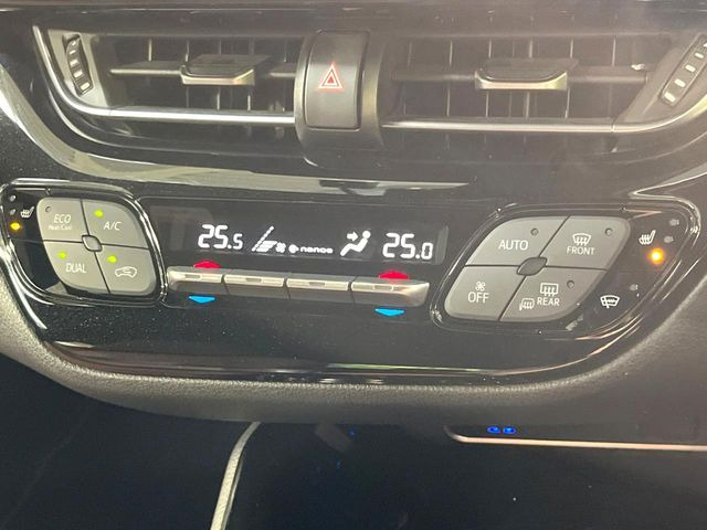 【オートエアコン】一度お好みの温度に設定すれば、車内の温度を検知し風量や温度を自動で調整。暑い&hellip;寒い&hellip;と何度もスイッチ操作をする必要はありません。快適な車内空間には必須の機能ですね♪